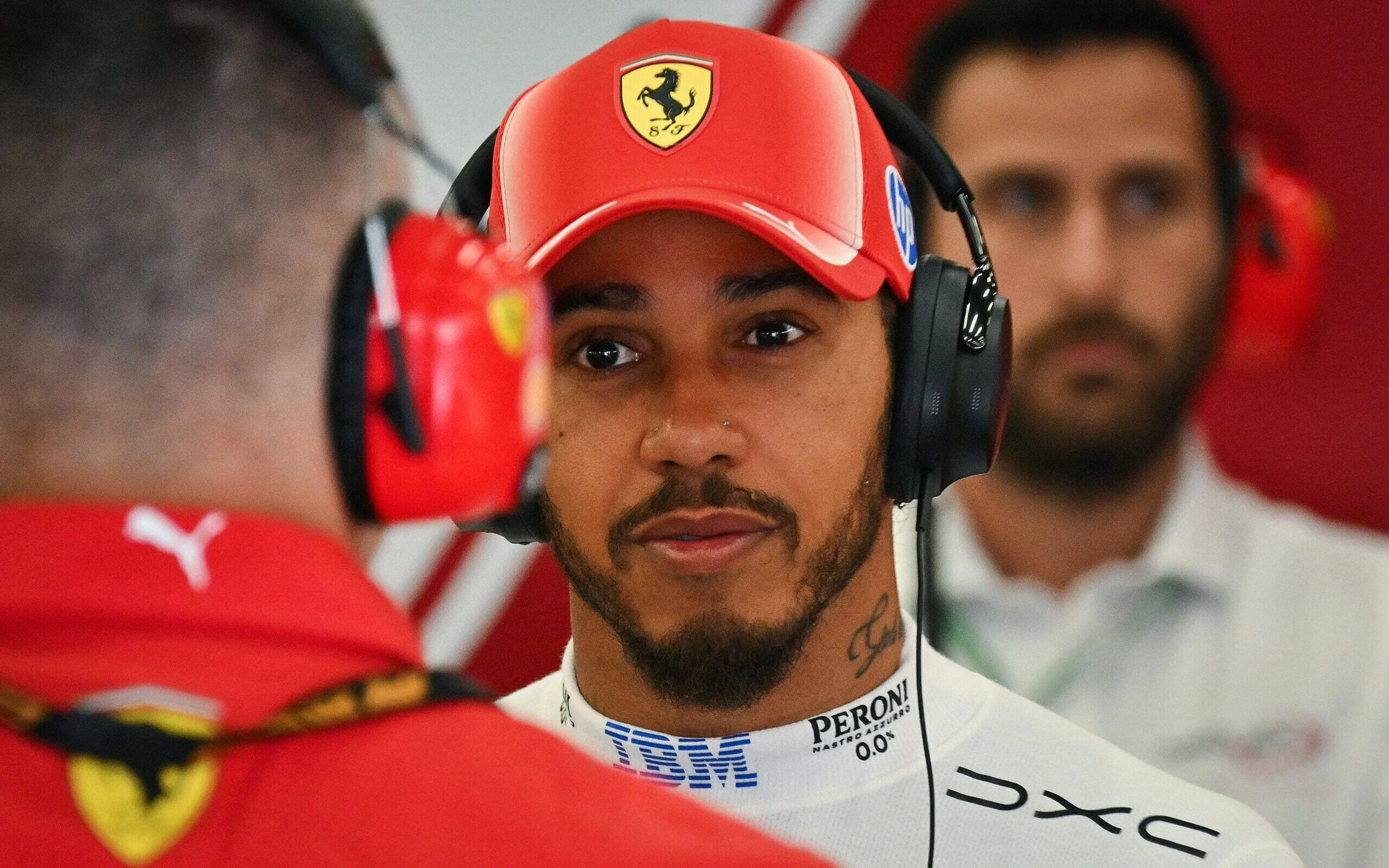 Lewis Hamilton nega suposto pedido para substituições na Ferrari