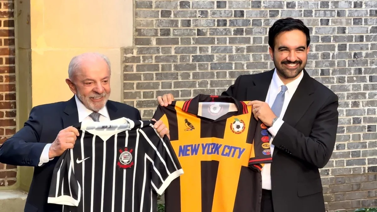 Lula presenteia Mamdani, prefeito de Nova York, com camiseta do Corinthians