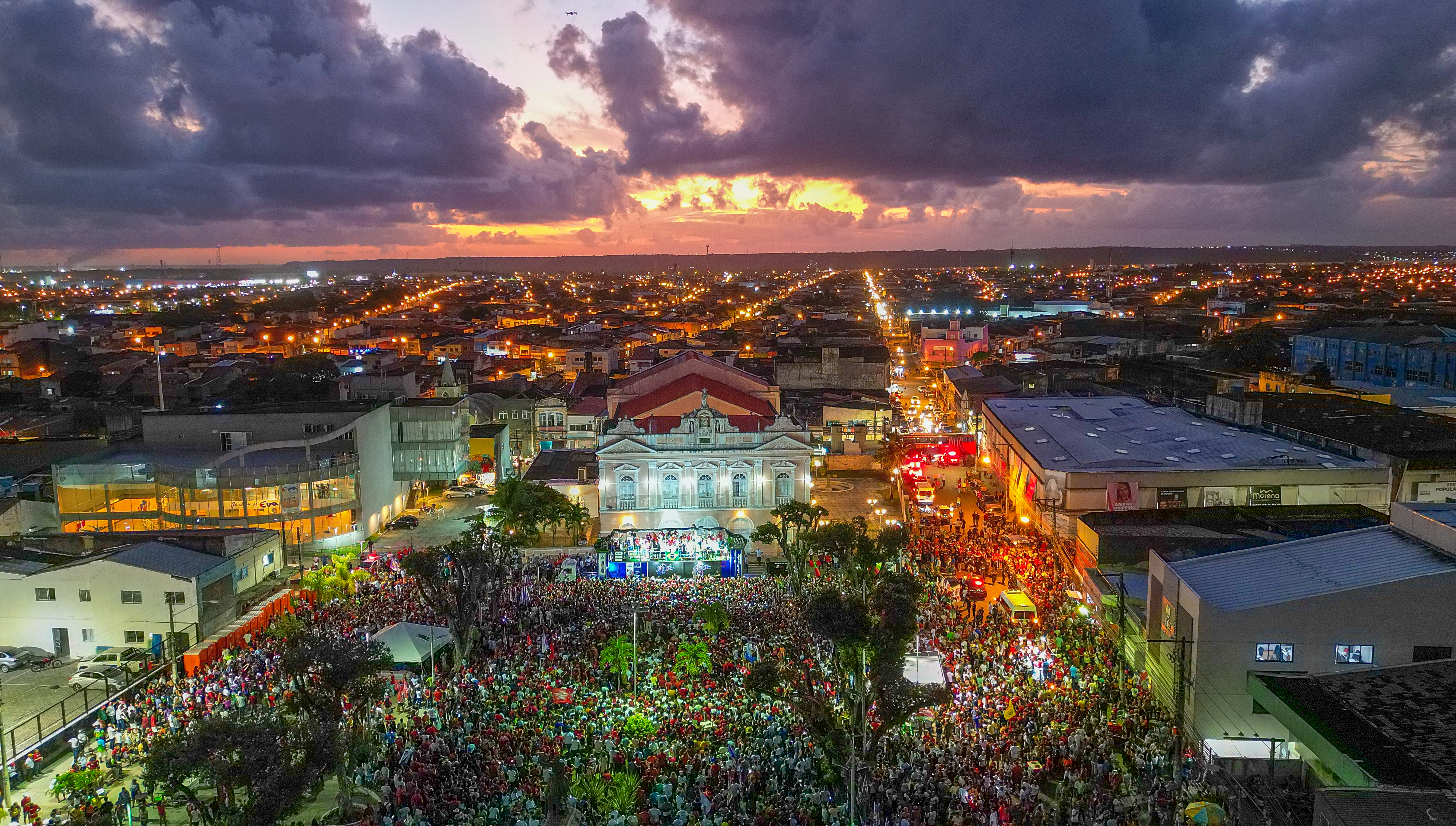 Lula volta à Praça Deodoro quase 4 anos após percorrer o Centro de Maceió; veja imagens e relembre o discurso