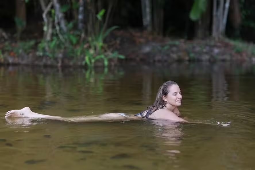Mariana Belém exibe tatuagens ao se refrescar no Pará