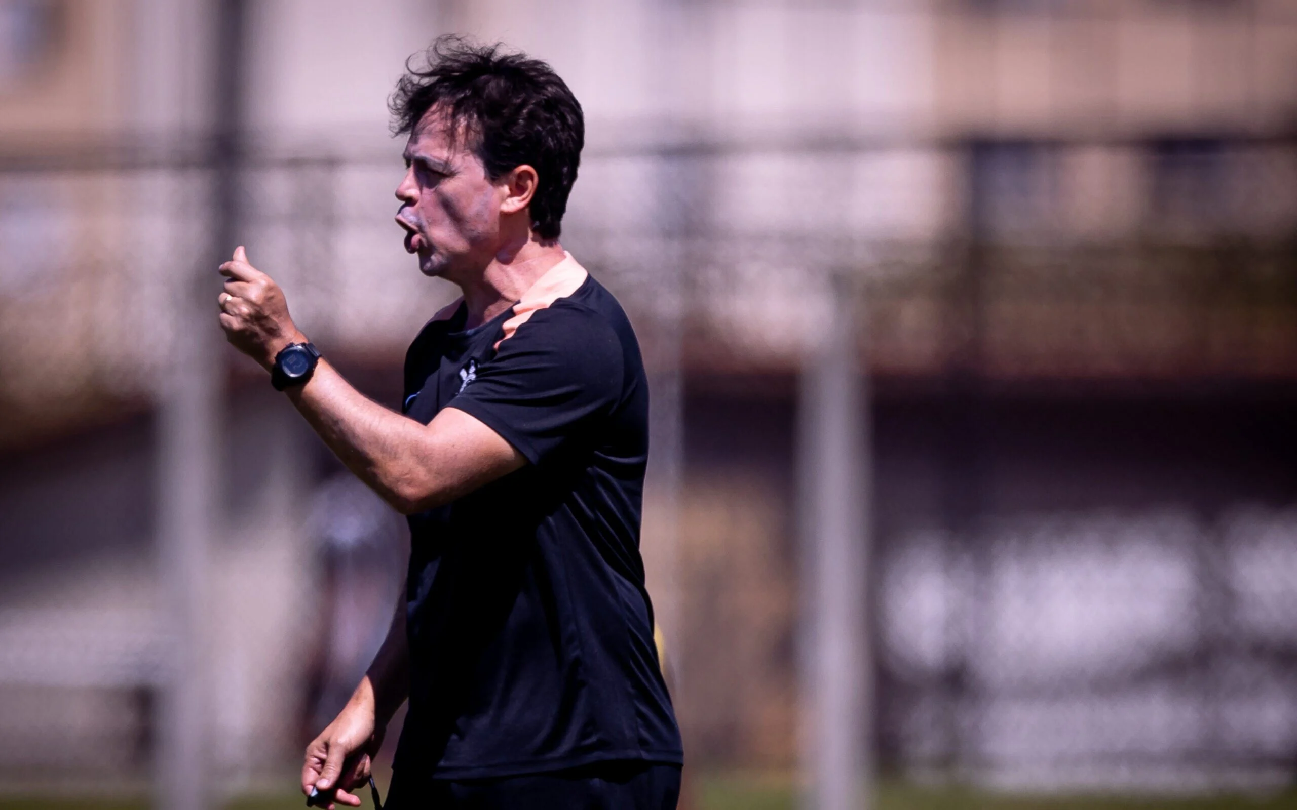 Memphis volta aos treinos no Corinthians; Vitinho inicia transição