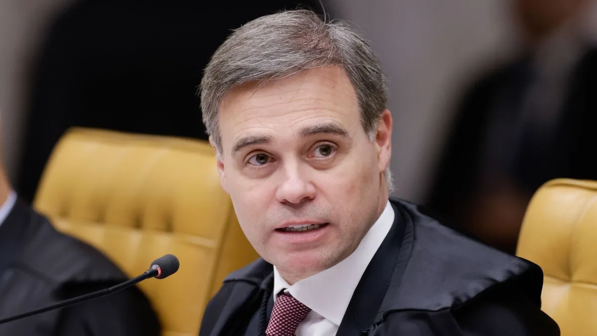Mendonça apresenta notas de R$ 26,4 mil para rebater suspeita sobre terno