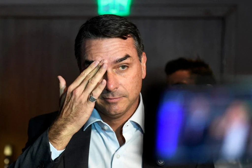 Mensagens indicam que Flávio participou de festas com garotas de programa