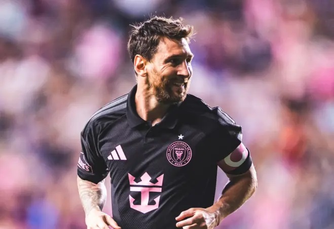 Messi anota um gol pela primeira vez desde a morte do pai e faz homenagem