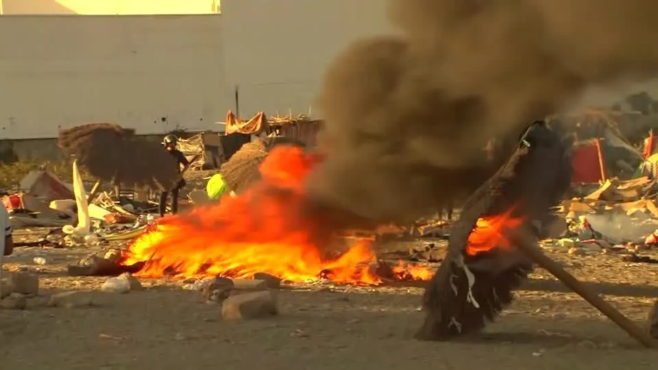 Moradores de Ceuta destroem acampamento improvisado de migrantes