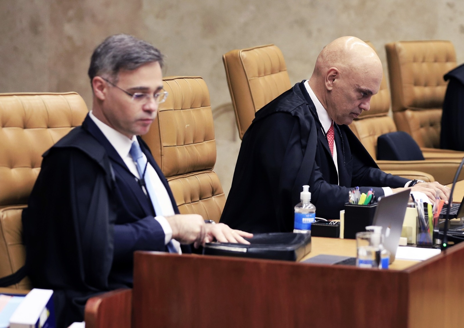Moraes diz ter provas de pressão por delação; Mendonça rebate: "Mentira"