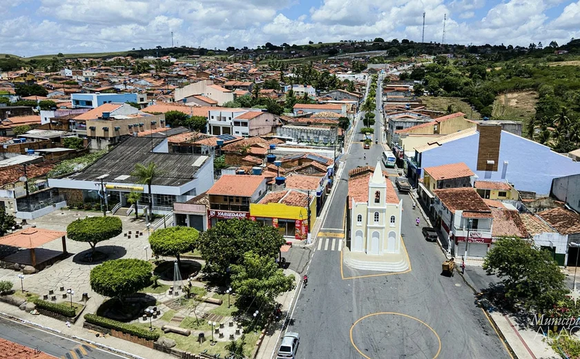 Homem quebra janela, invade casa e toma filha dos braços da mãe em Feira Grande