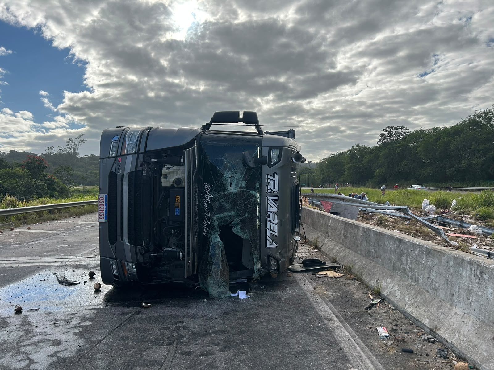 Motorista morre após caminhão carregado de coco tombar na BR-101, no Pilar