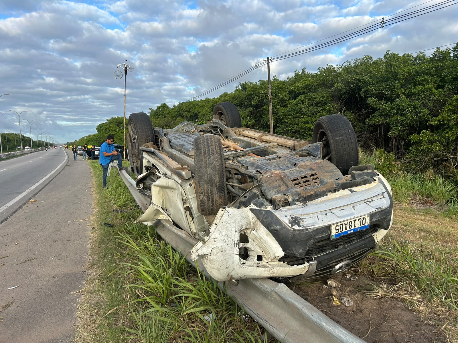 Motorista perde controle e capota SW4 com quatro pessoas na AL-101 Sul