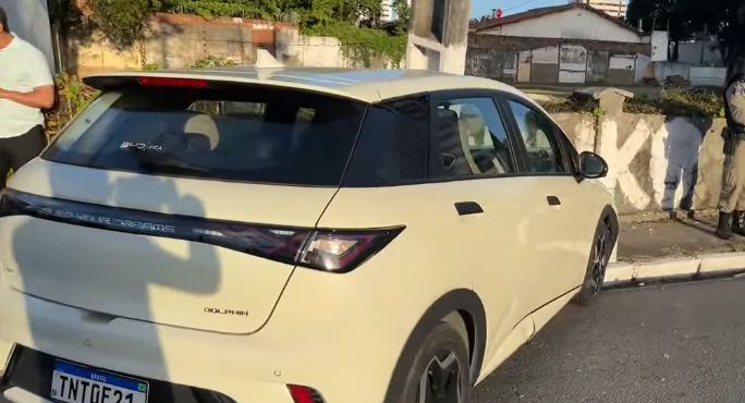 Motorista por aplicativo perde controle e bate em poste no Farol