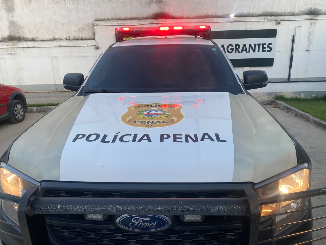 Mulher é presa ao tentar entrar em presídio de Maceió com 200 g de maconha