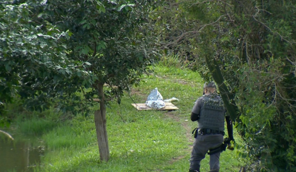 Mulher joga três filhos em represa; bebê de 10 meses morre