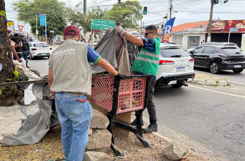 Município remove estruturas irregulares em três pontos de Maceió