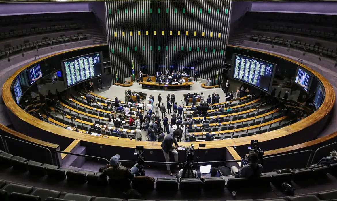 Na Câmara, deputados cumprem escala ‘6 por 44’