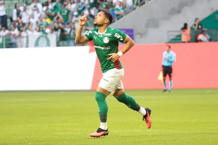 Palmeiras atropela o Vasco e abre vantagem na liderança do Brasileirão