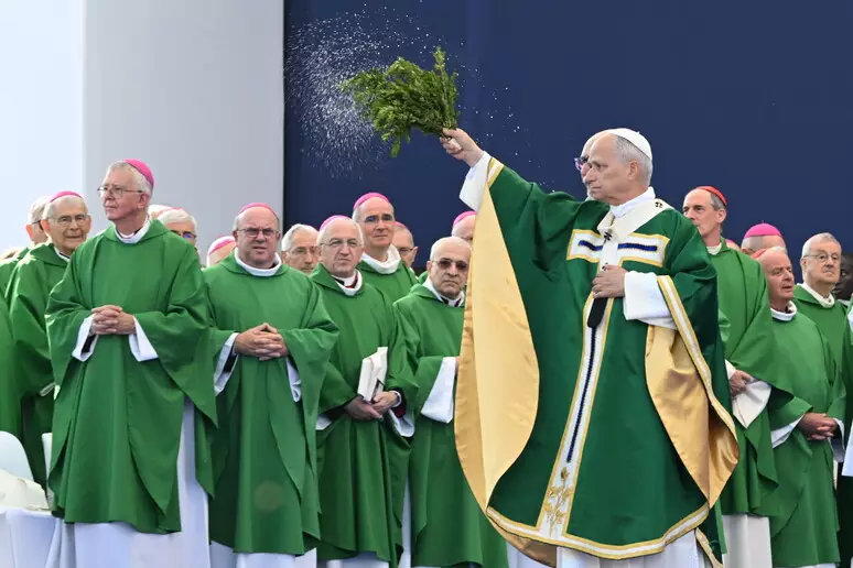 Papa reforça que 'Igreja precisa reconhecer seus erros' em 3º dia na França
