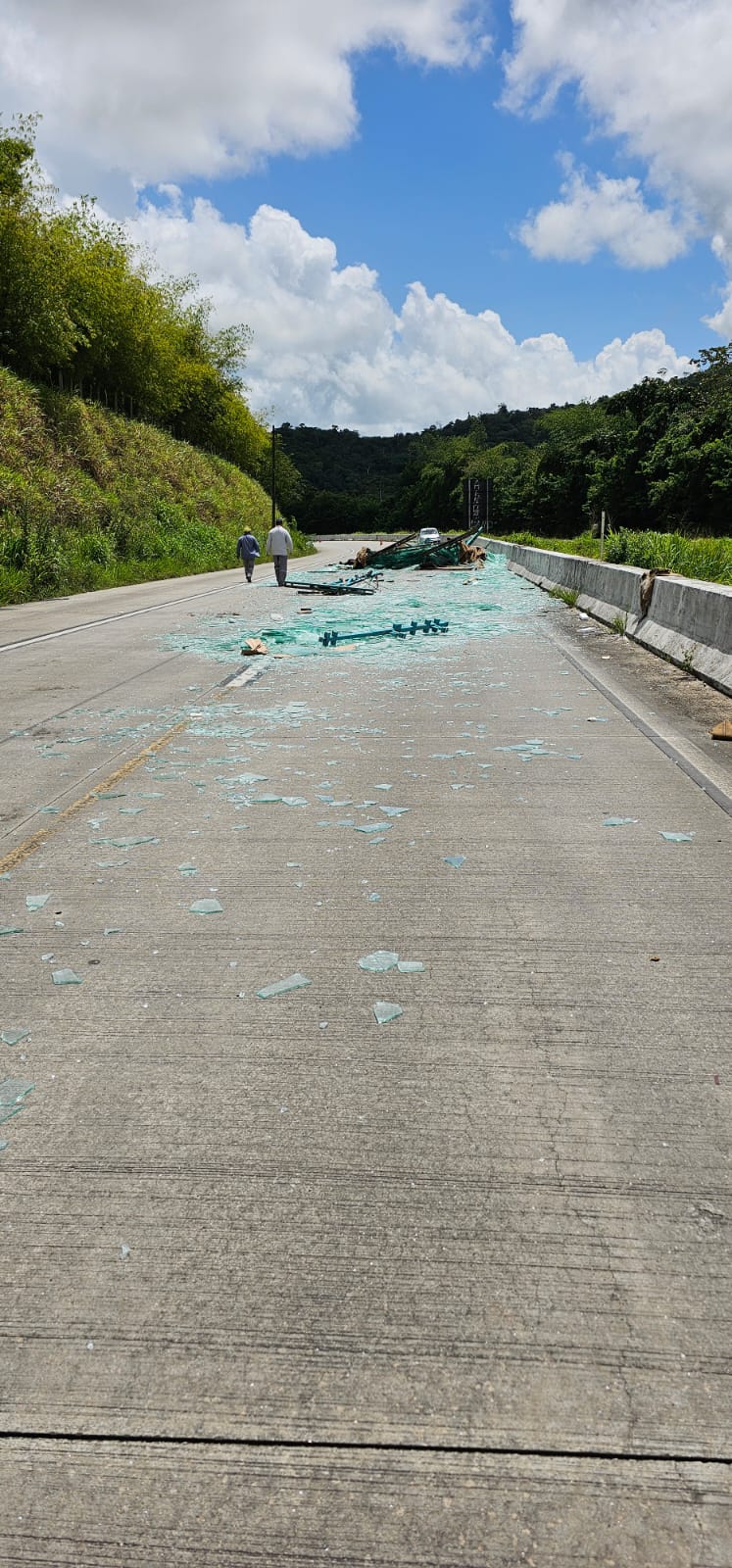 Parte de carga de vidros cai sobre a BR-101 e fica espalhada pela pista em Flexeiras