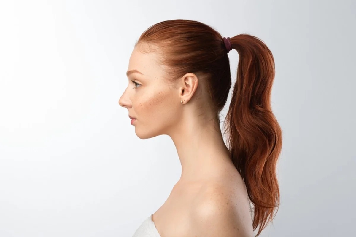 Penteados estilo 'clean girl' podem causar queda de cabelo; entenda riscos