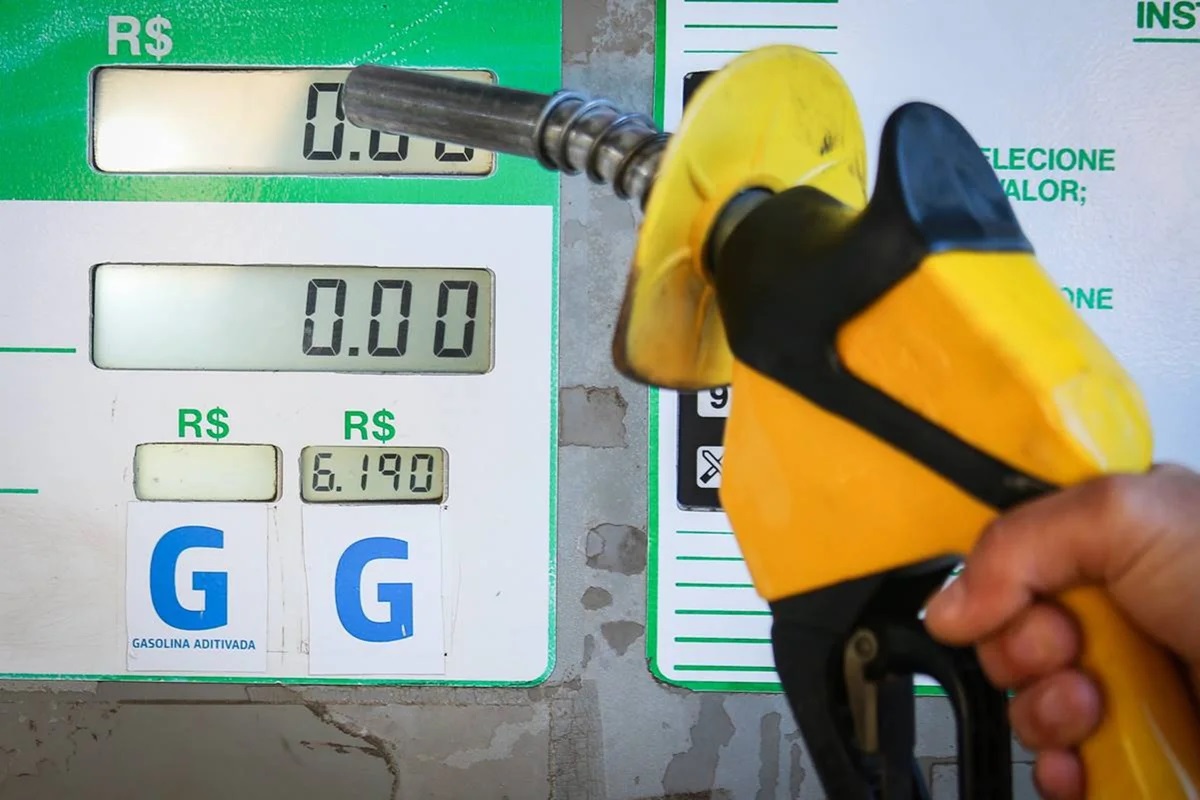 Petrobras recua de reajuste no preço da gasolina