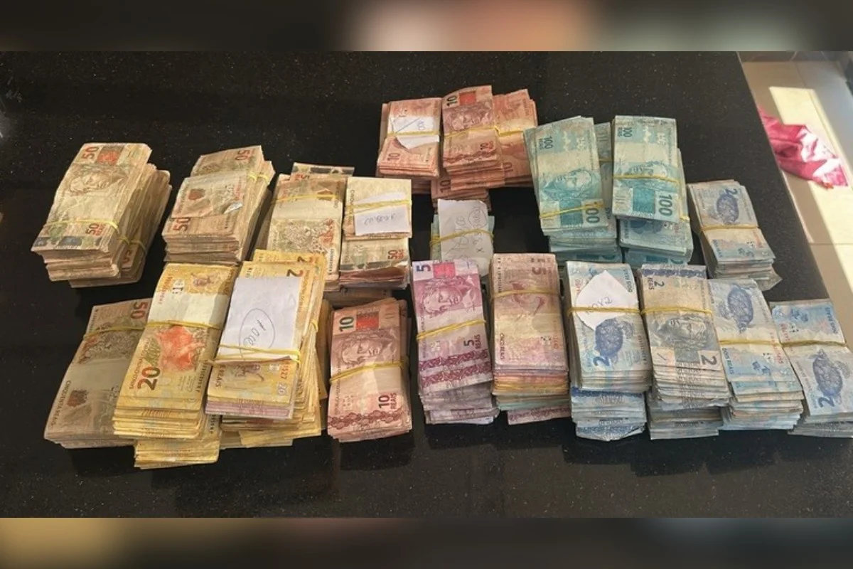 PF apreende pilhas de dinheiro em operações contra crimes eleitorais