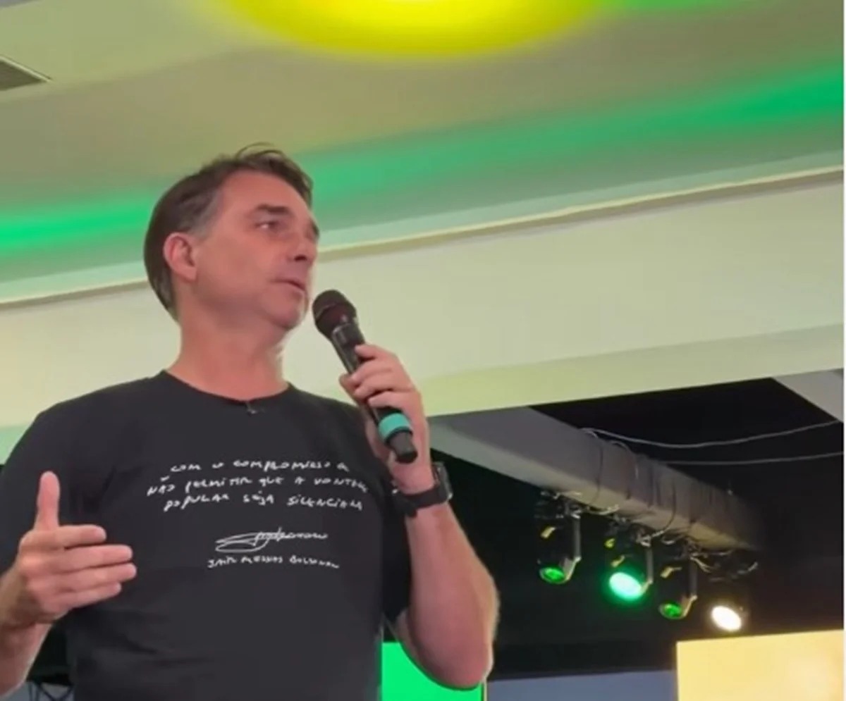 PL busca fiscais de urna após Flávio Bolsonaro pedir "gente nossa" no país