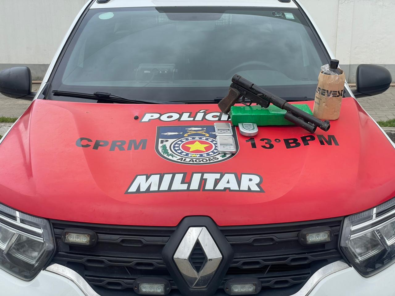 PM apreende drogas e arma artesanal em área de mata na Garça Torta
