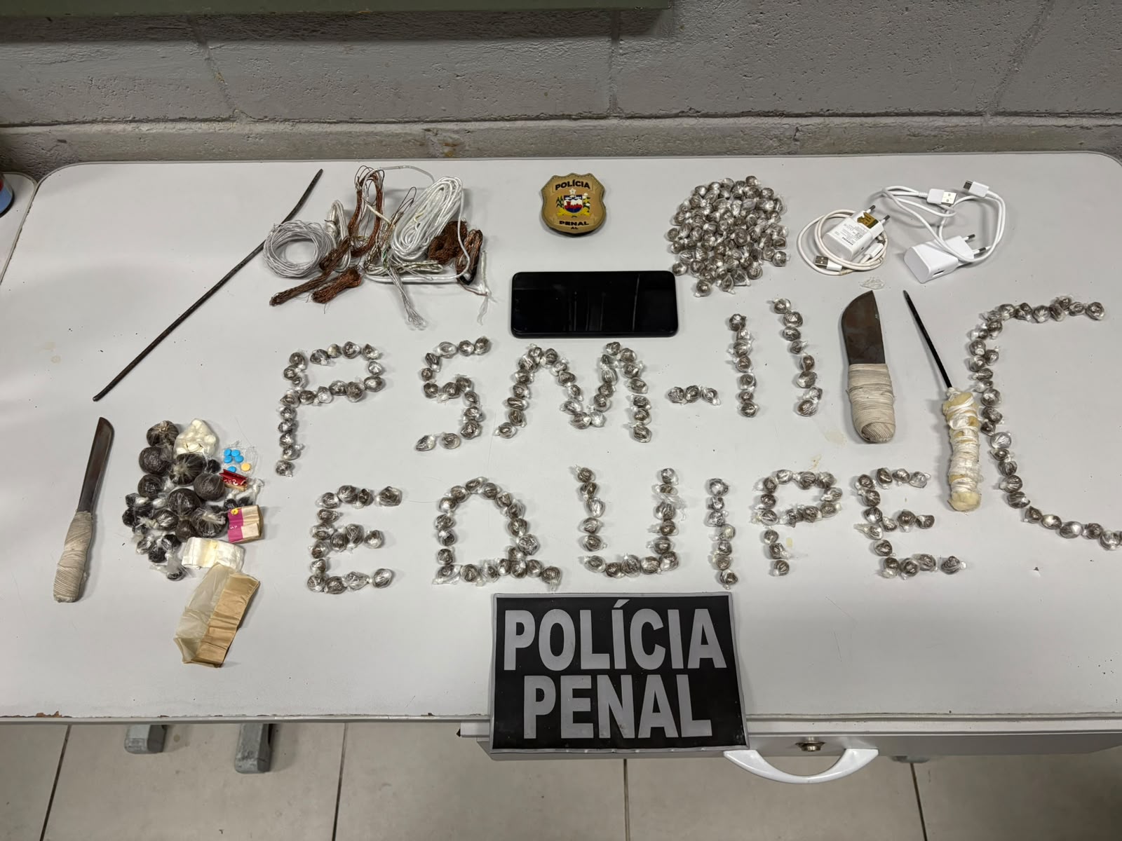 Batida em presídios de Maceió apreende celulares, drogas e armas artesanais