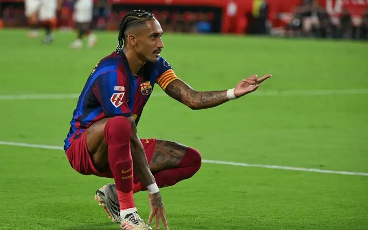 Raphinha anota segundo hat-trick consecutivo, Barcelona vira sobre Sevilla e segue 100%