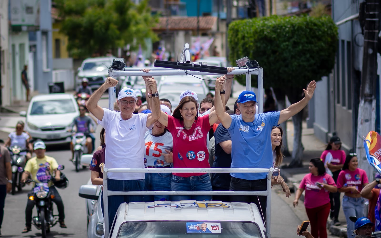 Renan Calheiros e Renan Filho fazem carreata com aliados em Atalaia