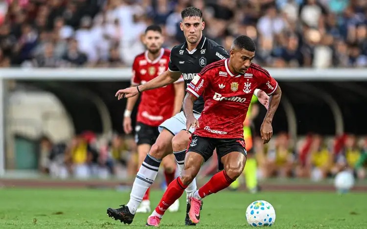 Samuel Lino decide de novo, Flamengo vence o Remo e assume liderança do Brasileirão