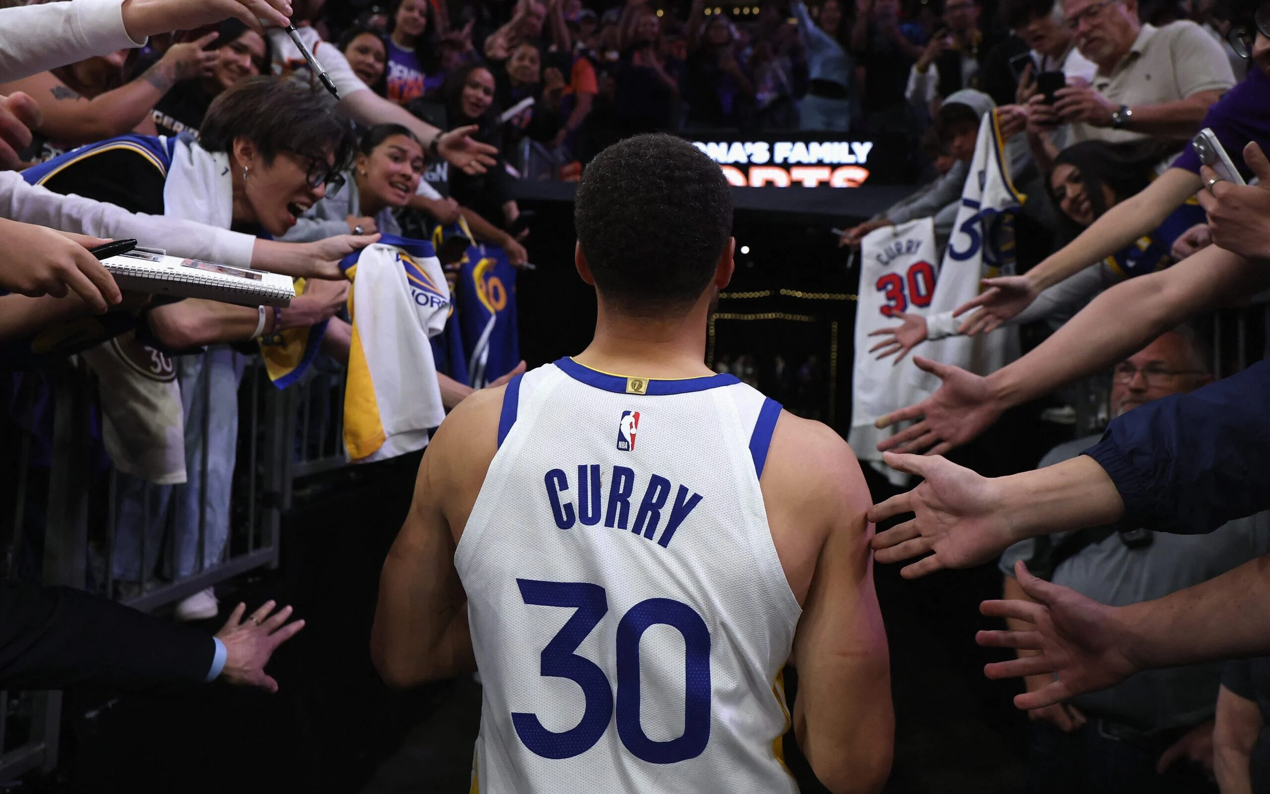 Steph Curry descarta saída e crava aposentadoria no Warriors