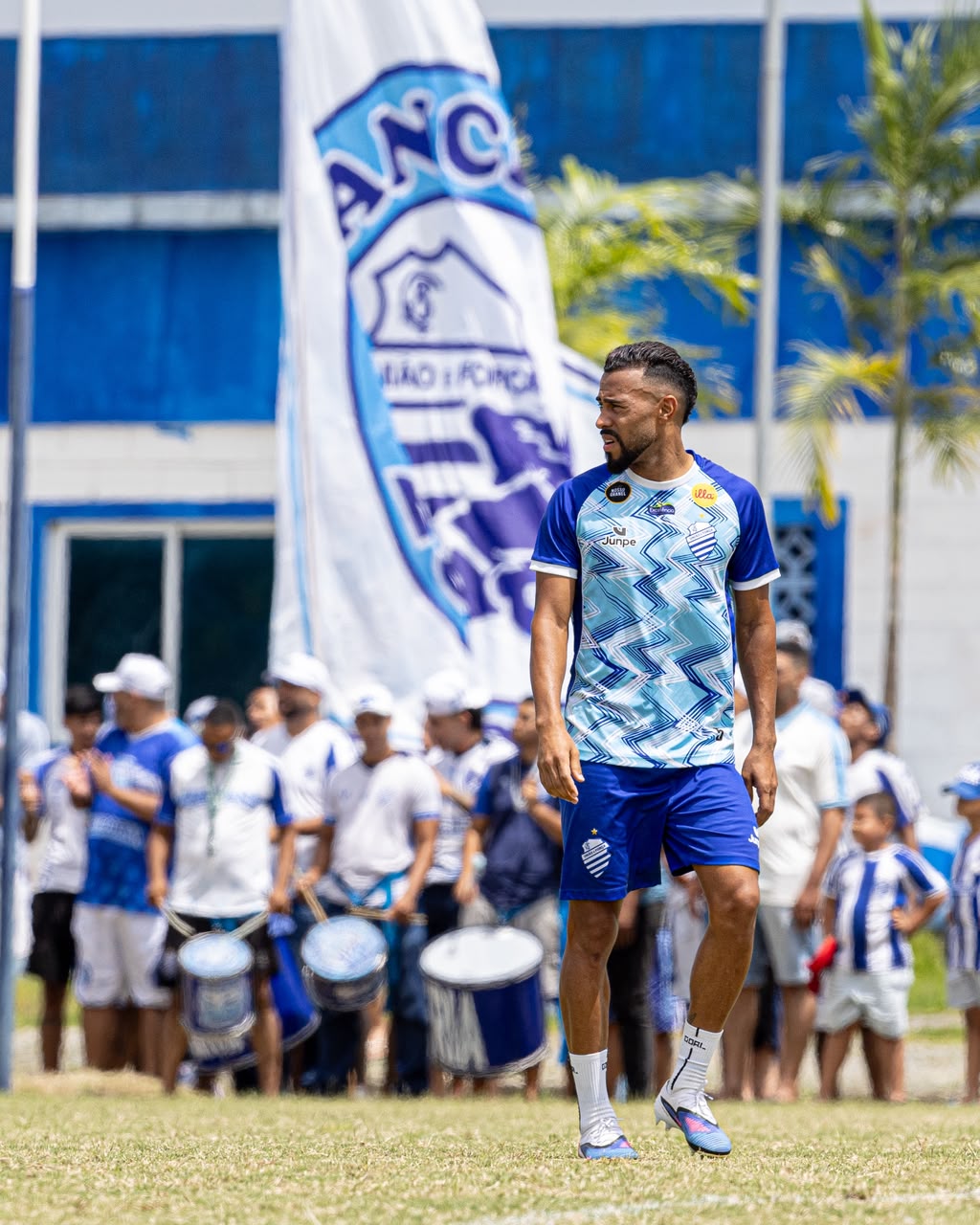 Torcedores marcam presença e incentivam o CSA em treino no CT Gustavo Paiva