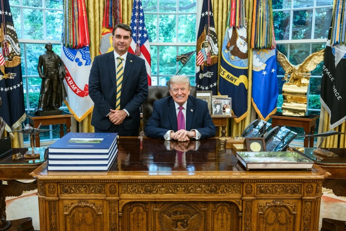Trump evita citar apoio a Flávio, mas diz acompanhar eleição "de perto"