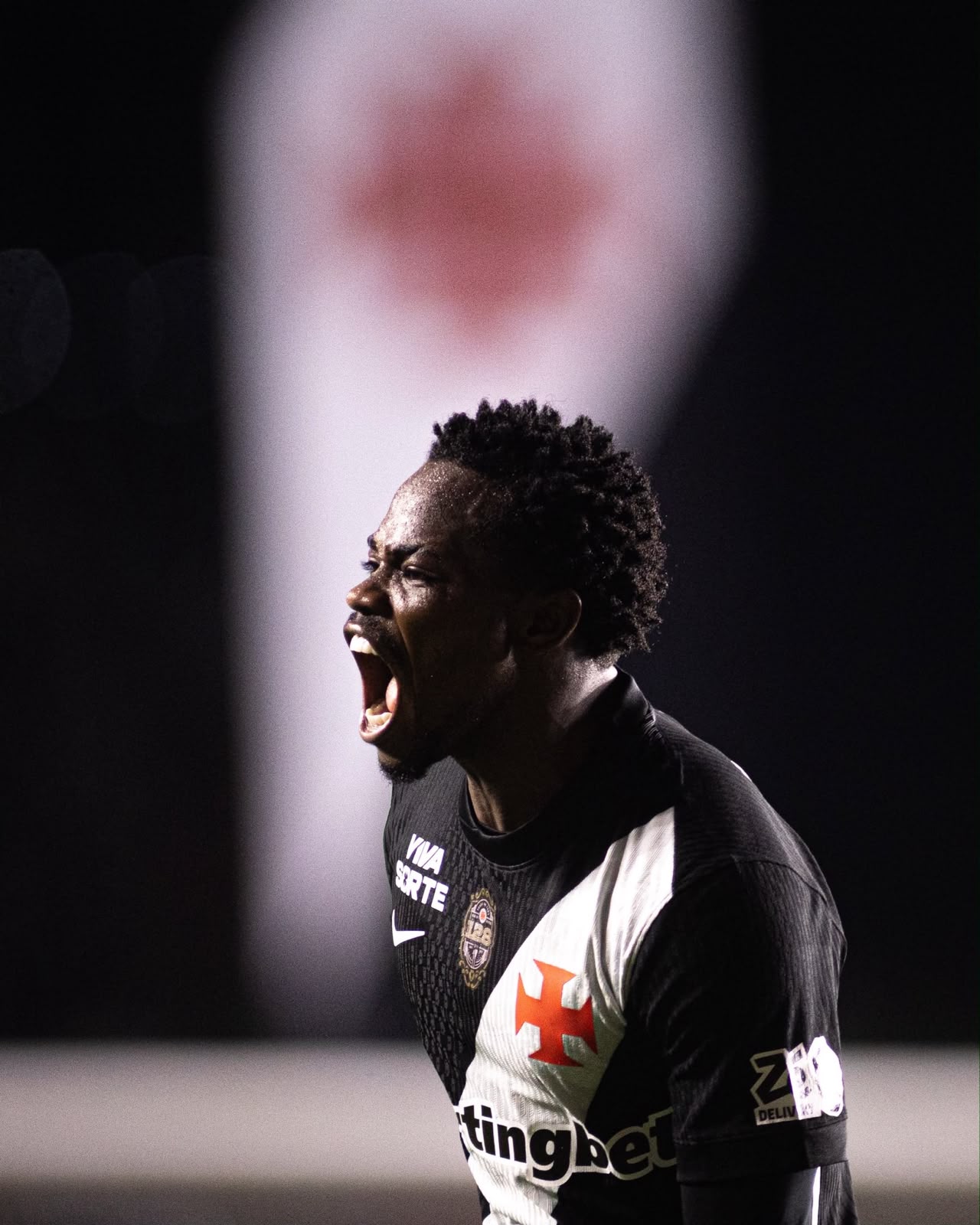 Vasco supera expulsão, vence Vitória e abre vantagem na Copa do Brasil