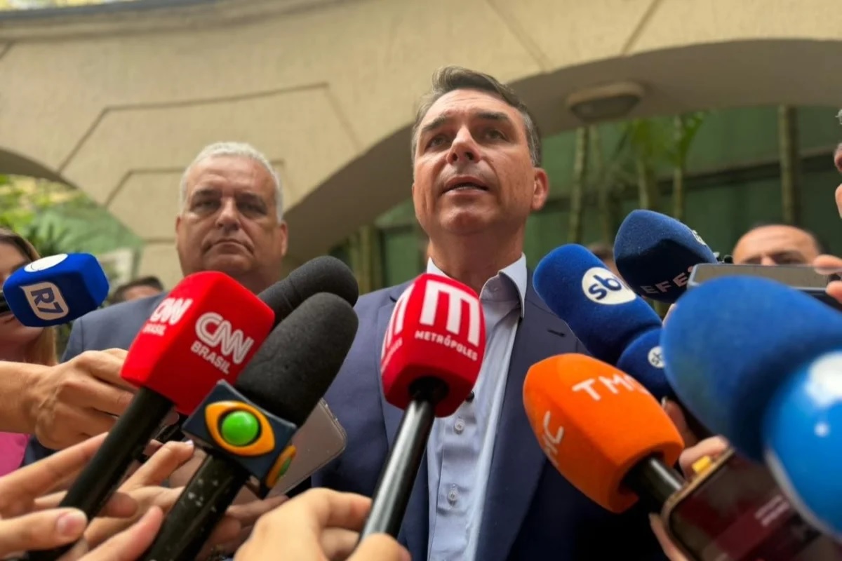 Flávio chama Moraes de 'advogado de Vorcaro' e diz que ministro pode não ter condições de seguir no STF