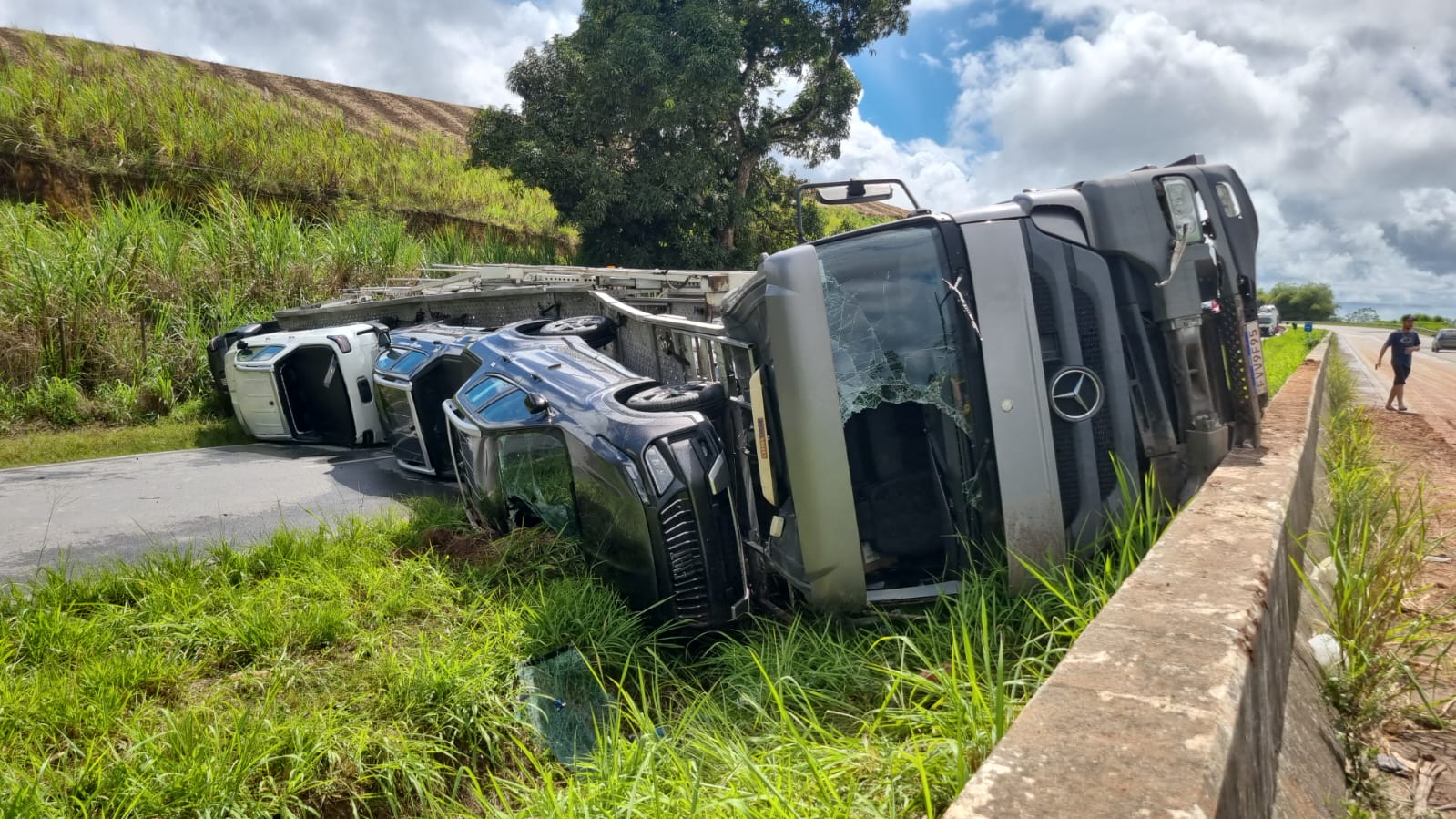 Vídeo: tombamento de carreta interdita trecho da BR-101 em Novo Lino