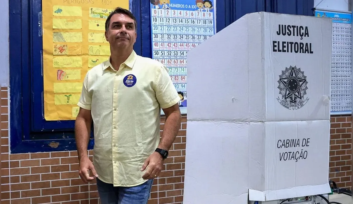 Flávio recua e retira trecho da carta onde se declarou presidente do Brasil
