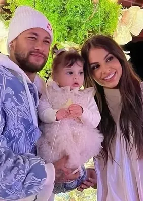 Amanda Kimberlly faz boletim de ocorrência após ataques à filha com Neymar