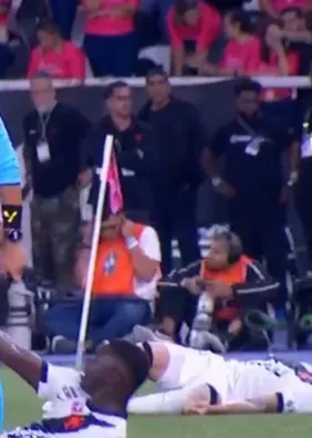 Bruno Duarte, atacante do Vasco, desmaia após trombada e deixa o gramado