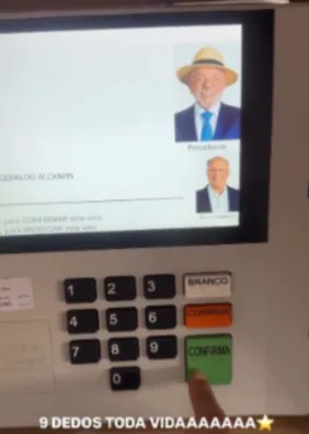 Cantor e influenciador de AL filma tela da urna durante votação e vira alvo de denúncia
