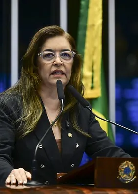 Eudócia vota pelo fim da escala 6x1 e defende mulheres: “Começa outra jornada”