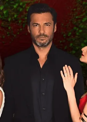 Guerra das Rosas hoje (29/10): Mert e Duygu pedem ajuda para salvar academia