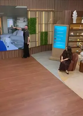Homem vaza no fundo da imagem de Leo Dias, e apresentador fica sem graça