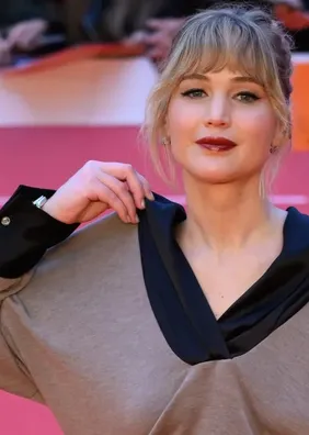 Jennifer Lawrence diz adorar "discutir com aleatórios" por conta anônima