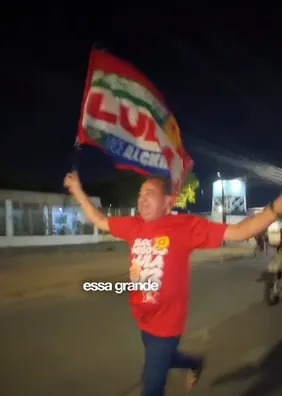 Marcos Barbosa corre e se ajoelha na porta de igreja para agradecer vitória de Lula