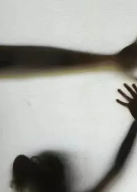 Menina faz gesto universal de socorro e é salva de tentativa de estupro