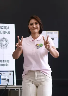 Michelle diz o que Bolsonaro achou de debate de Flávio e Lula. Veja vídeo