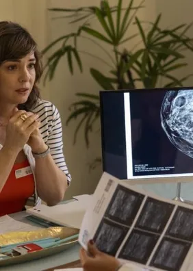Por Você hoje (21/10): Bela descobre que Margô precisará fazer biópsia