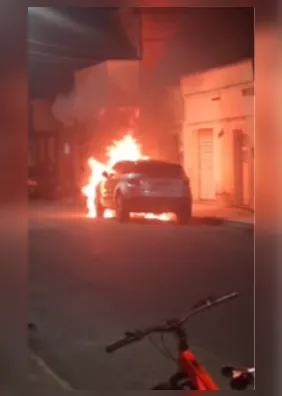 Vídeo: incêndio destrói carro de luxo em rua de Arapiraca