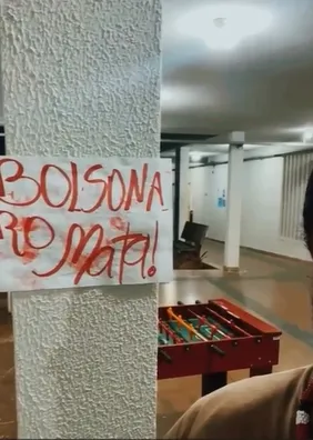 Professor da Ufal critica cartazes políticos espalhados pelo campus e questiona legalidade das manifestações